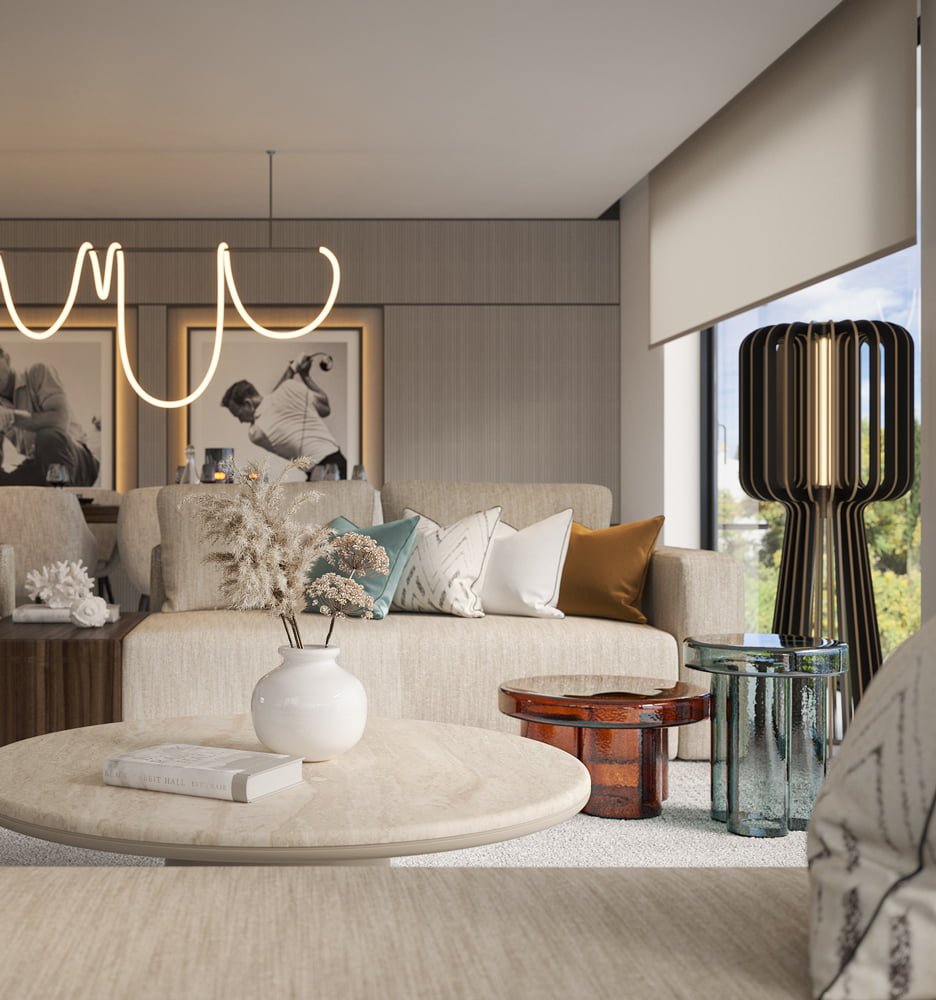 Salón con sofá claro, mesas y lámparas decorativas